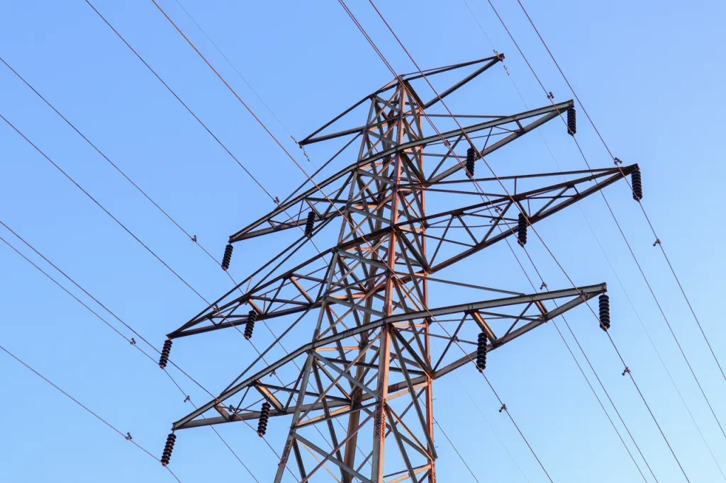 Wykres pokazujący spadek kosztów energii w polskiej firmie po wdrożeniu optymalizacji