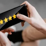 Zarządzanie recenzjami Google na laptopie i smartfonie