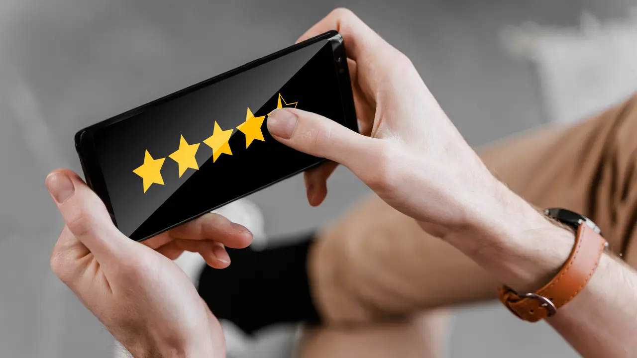 Zarządzanie recenzjami Google na laptopie i smartfonie