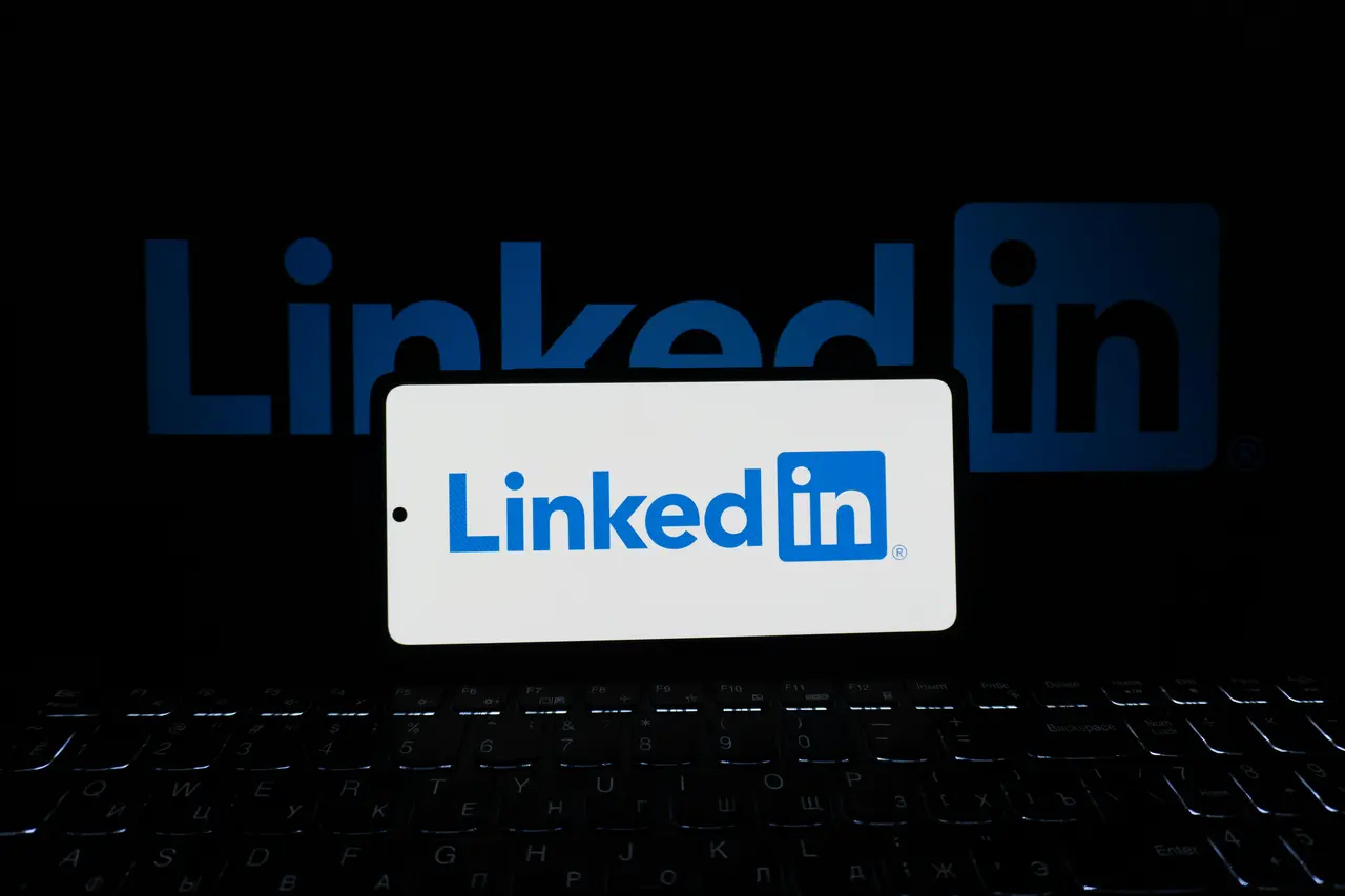 Wykres pokazujący skuteczność reklam na LinkedIn w polskich firmach B2B